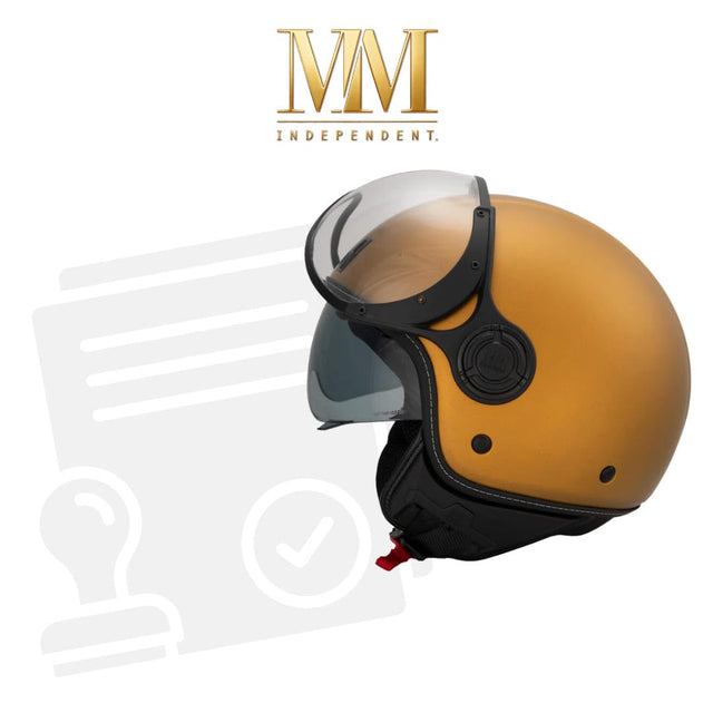 Dettaglio di casco jet omologato con etichetta ECE 22.06 sul cinturino